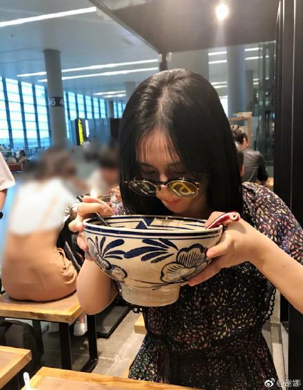 谢娜机场吃面捧起比脸还大的碗喝汤，毫无偶像包袱