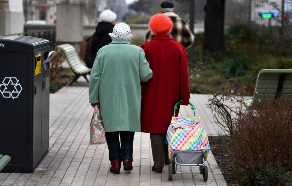 法国参议员提议将法定退休年龄推迟至63岁