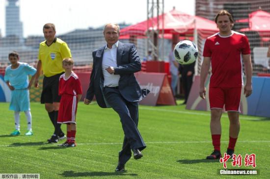 当地时间6月28日，俄罗斯总统普京同国际足联主席因凡蒂诺造访了位于莫斯科红场的2018世界杯主题公园。
