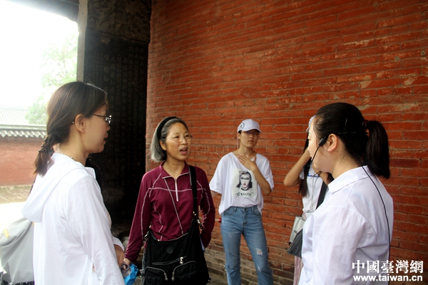 两岸青年学生山西运城雨中拜关公