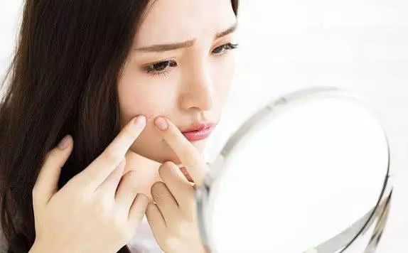 刚洗完脸皮肤就出油,黑头粉刺太明显,4招教你