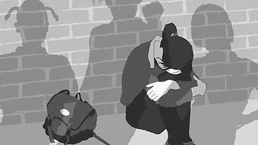 悲哀】又现校园欺凌,邻县一学生校外被人用拖