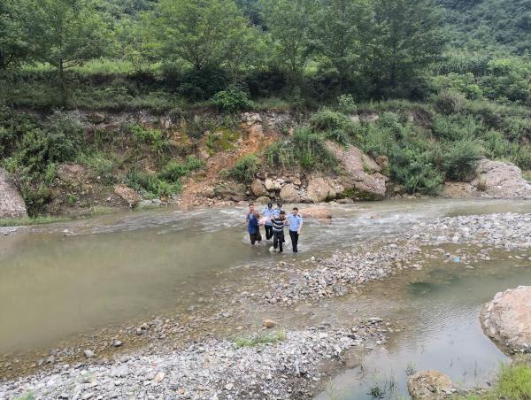 暖闻｜湖北房县75岁老太被困河沟5天，警民联手救出