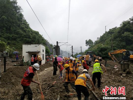 重庆地区持续强降雨致渝怀铁路中断行车