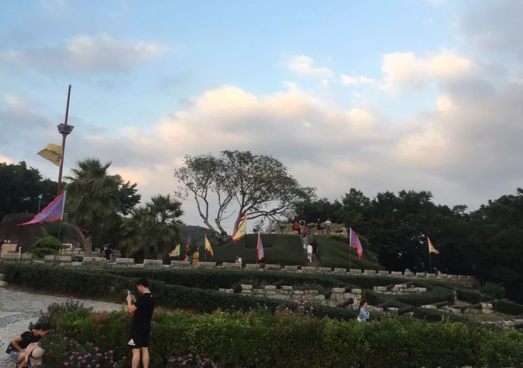 合理吗?厦门环岛路附近停车一次收20元,不交钱