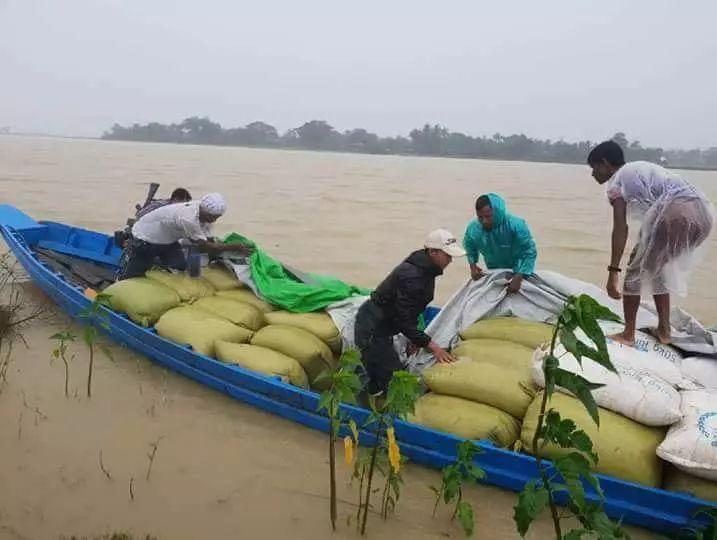 缅甸若开警方巡逻发现一艘旧船, 查获价值超30亿的物品