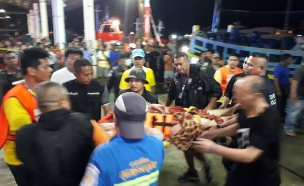 普吉岛游船倾覆事故致1死53失踪，中使馆要求全力搜救