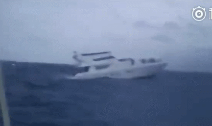 浪高5米！普吉游船倾覆前最后影像及海中救人视频曝光