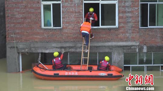 重庆15个区县出现暴雨 发布洪水蓝色预警