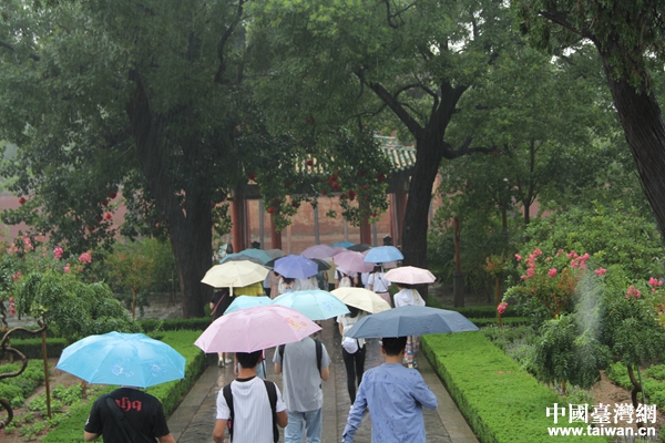 两岸青年学生山西运城雨中拜关公