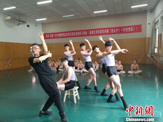 台湾小舞者学跳闽南民间舞：“很新奇很欢乐”