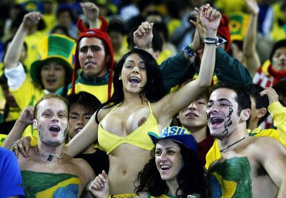 饕餮盛宴!巴西最性感女球迷看台大胆露乳喂奶 旁边的男球迷看呆了
