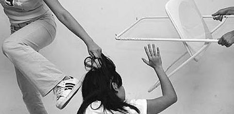 悲哀】又现校园欺凌,邻县一学生校外被人用拖