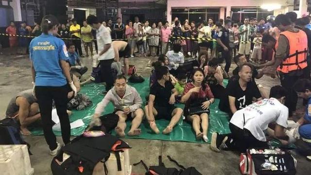 Q 所谓英雄当然得问清来历,那么这款车的基本信息是? A 这是一款汽油跑车,所属厂商为捷豹,属于进口车。 Q 风格百变的你对颜值要求一定非常苛刻,选择一款符合自己气质的车是很重要的,先来看看这款车的外貌,看看是不是你想要的那款如意车型? A Q 如果说买房是人生的头等大事,那么买车肯定是第二件大事,看车前还是要摸摸自己的钱包,不要冲动消费。而这款车的车型售价分别是? A 车型 官方指导价 2018款捷豹F-TYPE 5.