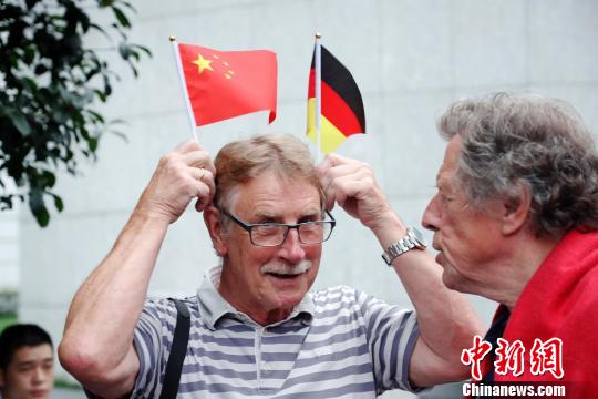 56名德国文化使者乘坐大巴历时53天抵达上海