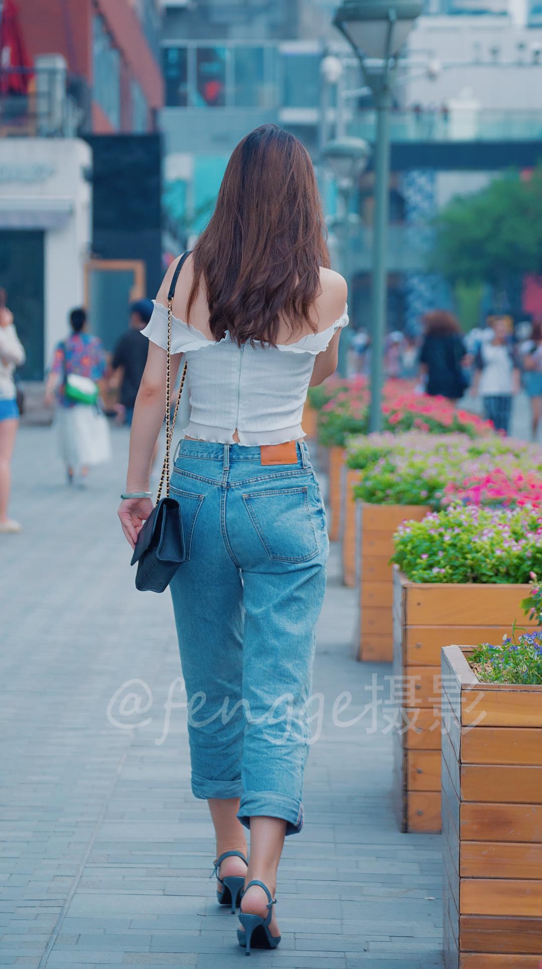 街拍: 一字肩露脐装搭配直筒牛仔裤, 公主范肉感
