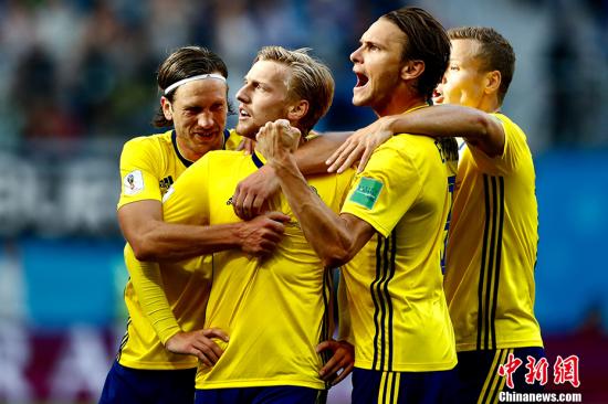 福斯贝里一剑封喉，瑞典1:0小胜瑞士挺进八强 。图为瑞典队庆祝进球。 中新社记者 富田 摄