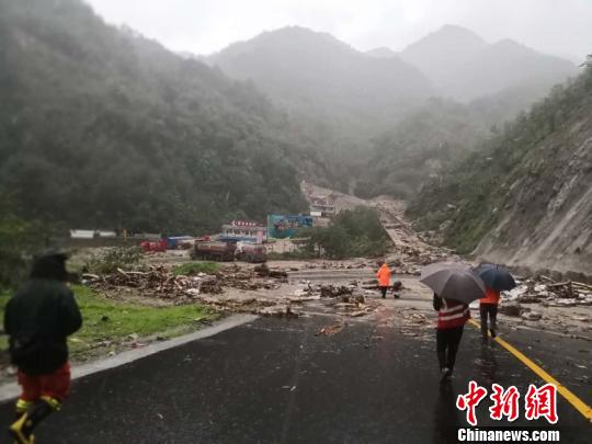 云南祥临公路突发泥石流 暂无人员伤亡约350辆车滞留
