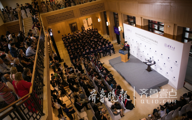 刘强东在清华大学演讲:自嘲讲英语只有太太能