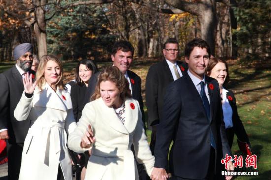 加拿大总理被翻旧账 “触碰”异性风波困扰特鲁多