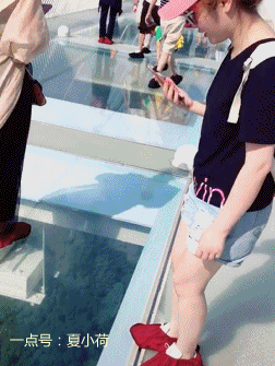 搞笑gif:被人拉过去的那一瞬间,妹子腿都软了!