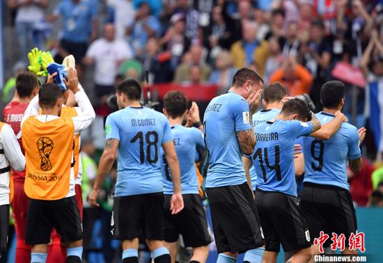 乌拉圭队员格外失落，有的球员掩面哭泣。 中新社记者 毛建军 摄