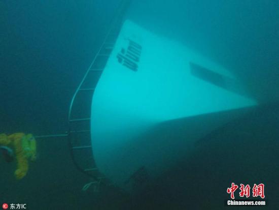 当地时间7月6日，泰国普吉岛海域附近，泰国皇家海军第三区司令部发布照片，显示一艘观光船在海中沉没。据悉，泰方救援人员已展开搜救工作。据报道，7月5日17时45分左右，两艘共载有127名中国游客的船只在返回普吉岛途中，突遇特大暴风雨发生倾覆。根据6日下午的最新消息，泰国搜救人员在沉船内发现26具尸体，加上此前在海上发现的14具，目前40人遇难，包括一名10岁左右的孩子。图片来源：东方IC 版权作品请勿转载