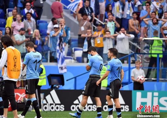 赛后乌拉圭队员格外失落。 中新社记者 毛建军 摄