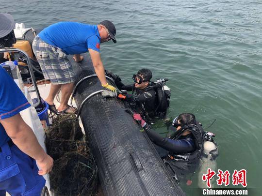 秦皇岛志愿者负重30公斤潜入海底清理近海垃圾