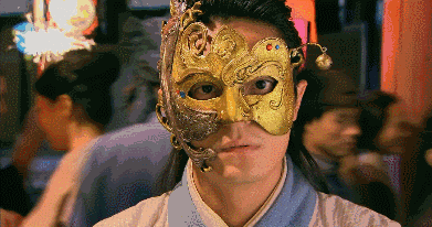 当然有经典就有惊吓,黄晓明版本的面具简直让人感觉有些惊悚,这样的