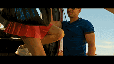 一落地,两人就迫不及待地为爱鼓掌.