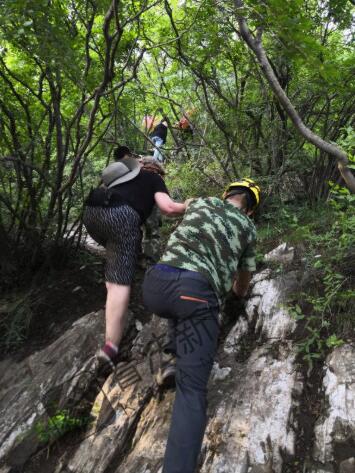 4外籍游客爬野长城被困 消防4小时解救