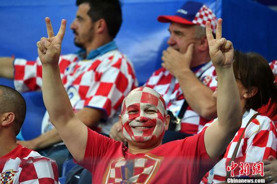 满脸“格子”的克罗地亚球迷。 中新社记者 毛建军 摄