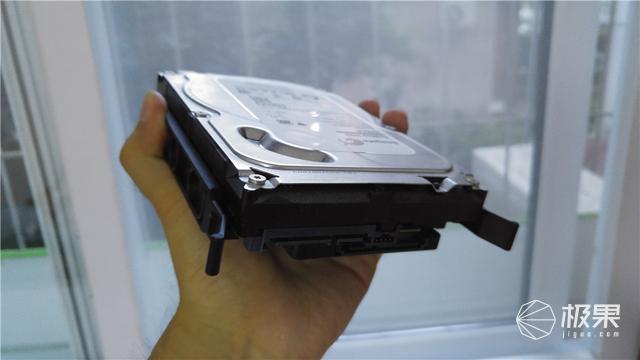 做工精致灯效炫，有颜有料的中塔机箱，酷冷至尊机箱体验