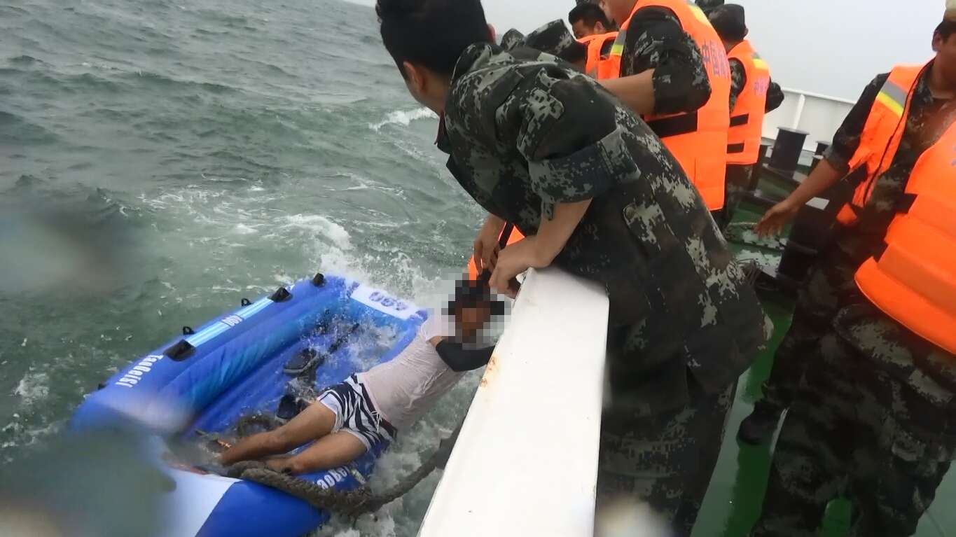 辽宁海警紧急夜航，救起海上漂近17小时的3名皮划艇游客