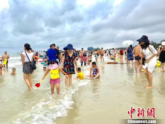 广西北海银滩取消收费首日游人如织