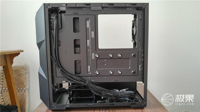 做工精致灯效炫，有颜有料的中塔机箱，酷冷至尊机箱体验