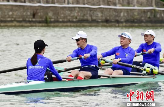 著名企业家、亚洲赛艇联合会主席王石也以运动员身份参加了比赛。　郭昕越 摄