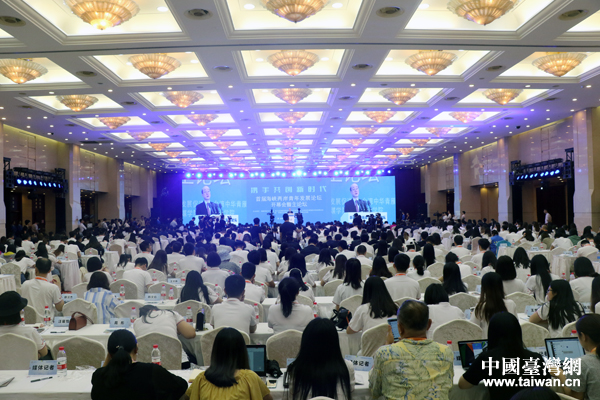 首届“海峡两岸青年发展论坛”在杭州举行