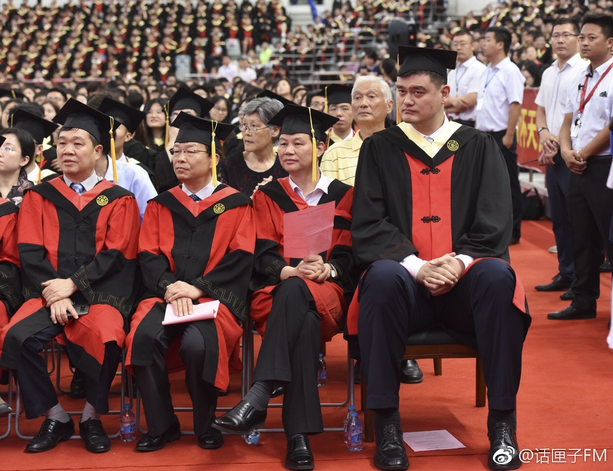 姚明从上海交通大学毕业，作为毕业生代表发言