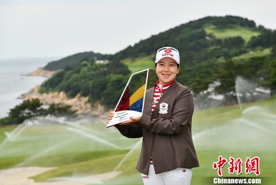 韩亚航空高尔夫公开赛金智贤一杆险胜 冯珊珊并列14