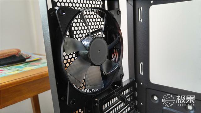 做工精致灯效炫，有颜有料的中塔机箱，酷冷至尊机箱体验