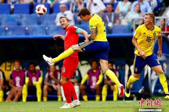 北京时间7月7日晚22:00，俄罗斯世界杯结束第三场1/4决赛的较量，凭借着马奎尔和阿里在上下半场的头球建功，英格兰队以2:0战胜瑞典队，在下半区率先晋级半决赛。 中新社记者 富田 摄