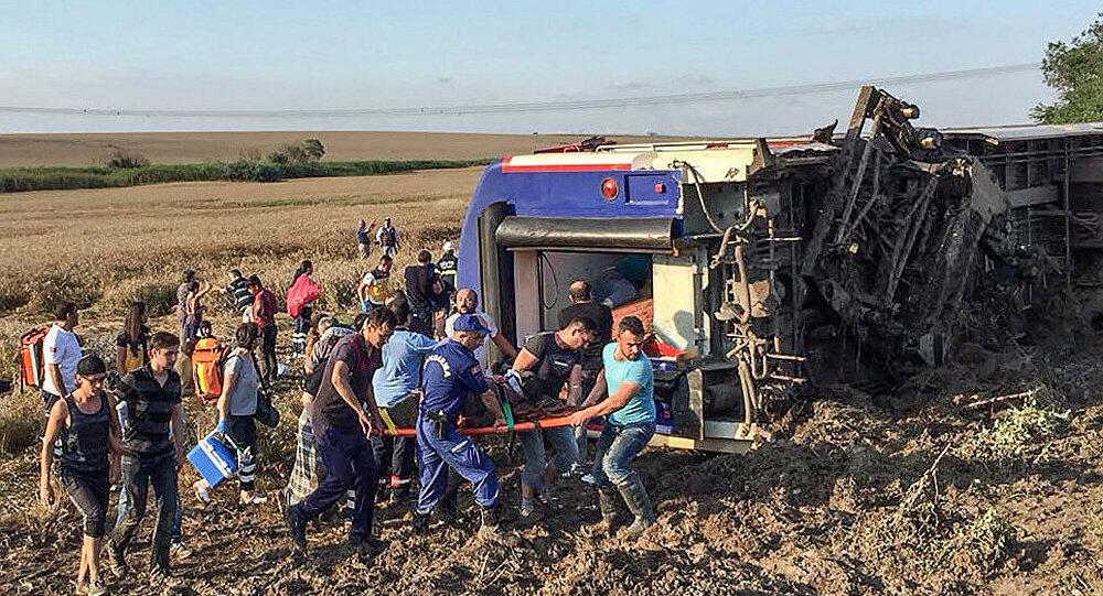 土耳其火车脱轨致10死73伤 土交通部：大雨致铁轨基土塌陷