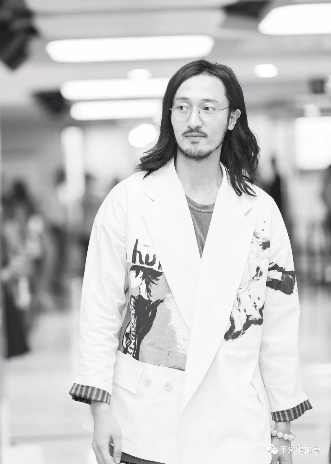 在《我不是药神》的发布会,路演现场,王传君的衣品是真真儿地没话说