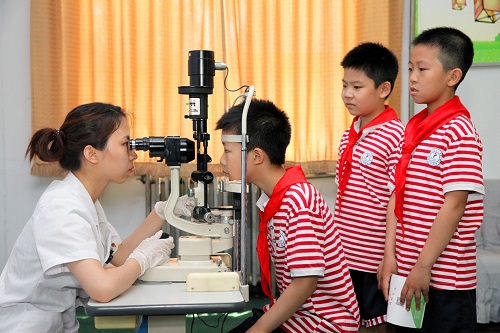 研究发现中国学生近视高发：小学到初中近视比例上升50%