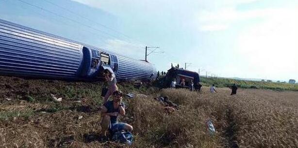 英媒：土耳其西北部一列火车出轨 致10人死亡