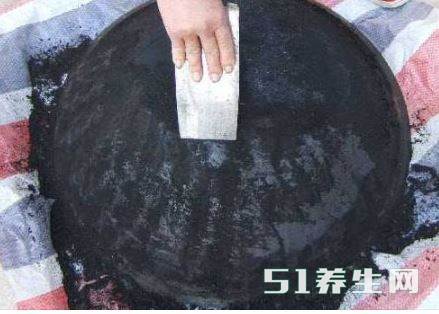 农村这种锅底灰,俗称“百草霜”,湖南人爱吃,炒猪肝是一绝!