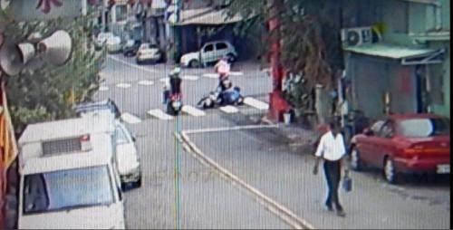 台湾老妇骑车被撞对方摔伤 自认无责离开被送法办