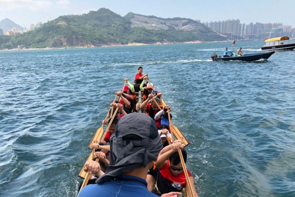香港龙舟赛上有一队盲人“黑武士” 美媒：挑战不可能！